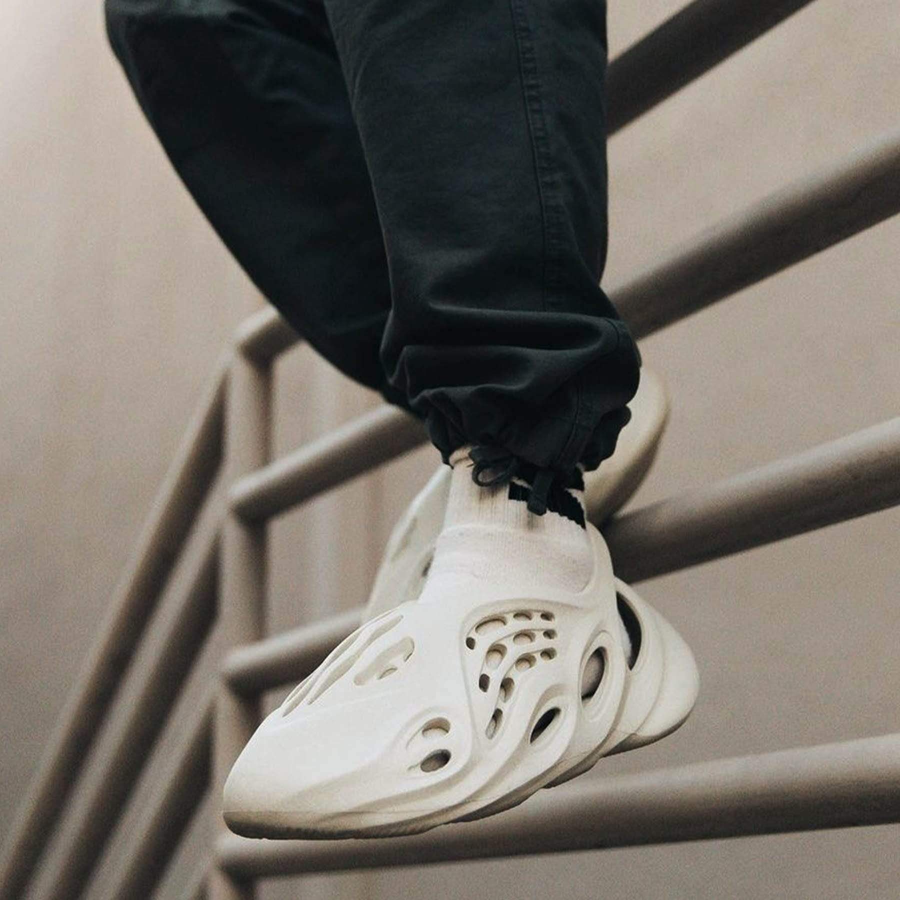 Adidas Yeezy Foam RNNR 'Sand' - Dubai Mad Kicks – Mad Kicks Saudi